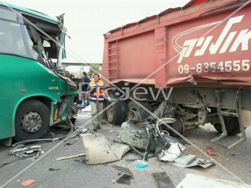 כ-30 נפגעים והרוגה בתאונה קשה בין משאית לאוטובוס בצומת יסודות