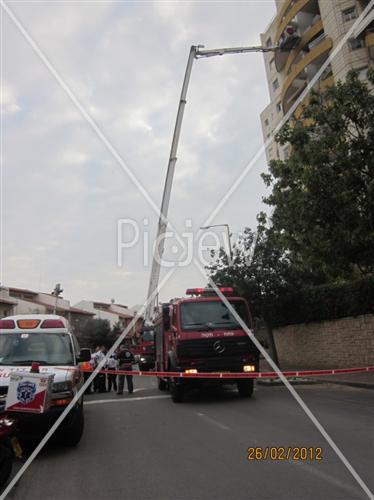 גני תקווה: שריפה פרצה בדירה בקומה 10 - כוחות הכיבוי חילצו דיירים