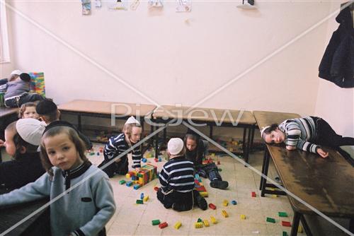 ילדים משחקים בחיידר