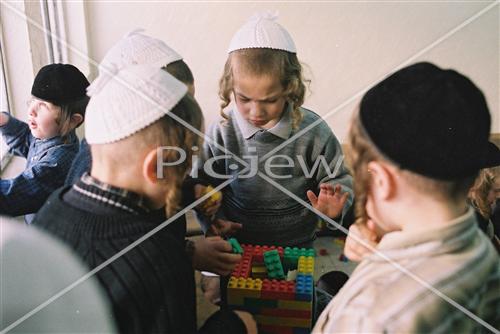 ילדים משחקים בחיידר