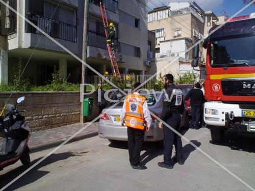 דירה בקומה שניה עלתה בלהבות - הדייירים חולצו בשלום