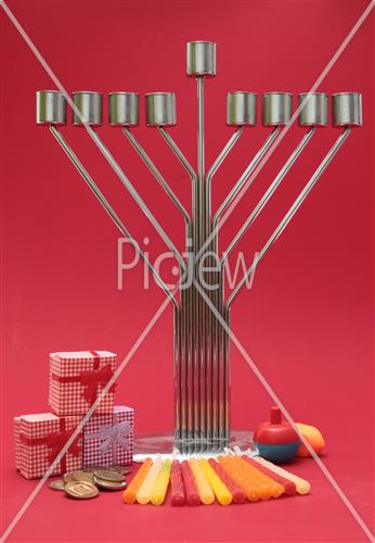 חנוכייה וסביבון לחג חנוכה