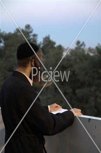 Jews pray