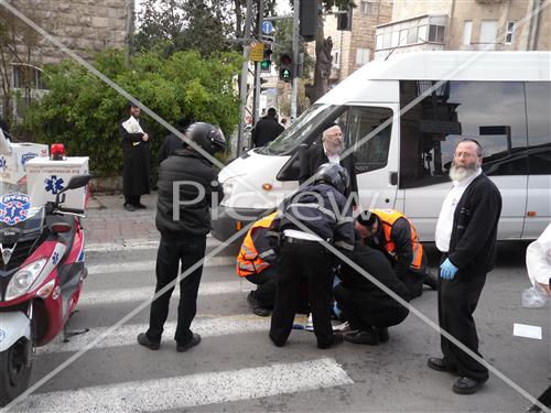 האשה עברה במעבר חציה ונפגעה מרכב - תיעוד