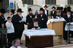 הרבי והחסידים מקיימים את מנהג תשליך לקראת יום הכיפורים