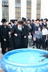 The Rebbe and Chassidim do Tashlich for the Day of Atonement