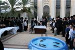 הרבי והחסידים מקיימים את מנהג תשליך לקראת יום הכיפורים