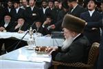 הרבי והחסידים מקיימים את מנהג תשליך לקראת יום הכיפורים