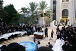 הרבי והחסידים מקיימים את מנהג תשליך לקראת יום הכיפורים