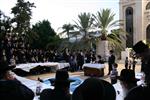 הרבי והחסידים מקיימים את מנהג תשליך לקראת יום הכיפורים