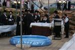 הרבי והחסידים מקיימים את מנהג תשליך לקראת יום הכיפורים