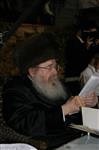 הרבי והחסידים מקיימים את מנהג תשליך לקראת יום הכיפורים