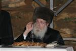 הרבי והחסידים מקיימים את מנהג תשליך לקראת יום הכיפורים