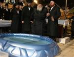 The Rebbe and Chassidim do Tashlich for the Day of Atonement