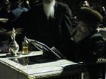 הרבי והחסידים מקיימים את מנהג תשליך לקראת יום הכיפורים