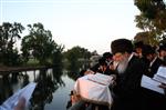 The Rebbe and Chassidim do Tashlich for the Day of Atonement