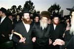 הרבי והחסידים מקיימים את מנהג תשליך לקראת יום הכיפורים