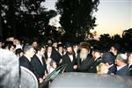 הרבי והחסידים מקיימים את מנהג תשליך לקראת יום הכיפורים