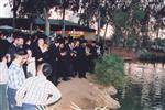 הרבי והחסידים מקיימים את מנהג תשליך לקראת יום הכיפורים