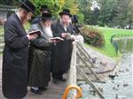 The Rebbe and Chassidim do Tashlich for the Day of Atonement
