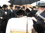 הרבי והחסידים מקיימים את מנהג תשליך לקראת יום הכיפורים