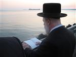 הרבי והחסידים מקיימים את מנהג תשליך לקראת יום הכיפורים