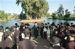 The Rebbe and Chassidim do Tashlich for the Day of Atonement