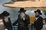 הרבי והחסידים מקיימים את מנהג תשליך לקראת יום הכיפורים