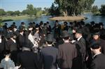 הרבי והחסידים מקיימים את מנהג תשליך לקראת יום הכיפורים