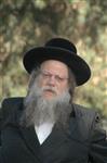 הרבי והחסידים מקיימים את מנהג תשליך לקראת יום הכיפורים