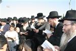 הרבי והחסידים מקיימים את מנהג תשליך לקראת יום הכיפורים