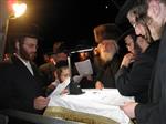 הרבי והחסידים מקיימים את מנהג תשליך לקראת יום הכיפורים