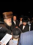 הרבי והחסידים מקיימים את מנהג תשליך לקראת יום הכיפורים