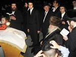הרבי והחסידים מקיימים את מנהג תשליך לקראת יום הכיפורים