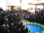 הרבי והחסידים מקיימים את מנהג תשליך לקראת יום הכיפורים