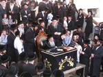 הרבי והחסידים מקיימים את מנהג תשליך לקראת יום הכיפורים