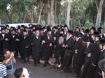 הרבי והחסידים מקיימים את מנהג תשליך לקראת יום הכיפורים