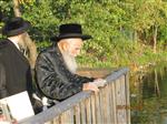 הרבי והחסידים מקיימים את מנהג תשליך לקראת יום הכיפורים