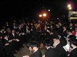 הרבי והחסידים מקיימים את מנהג תשליך לקראת יום הכיפורים
