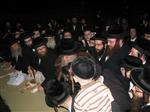 הרבי והחסידים מקיימים את מנהג תשליך לקראת יום הכיפורים