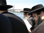 הרבי והחסידים מקיימים את מנהג תשליך לקראת יום הכיפורים