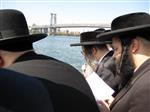 הרבי והחסידים מקיימים את מנהג תשליך לקראת יום הכיפורים