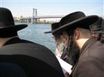 The Rebbe and Chassidim do Tashlich for the Day of Atonement