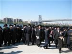 הרבי והחסידים מקיימים את מנהג תשליך לקראת יום הכיפורים