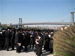 The Rebbe and Chassidim do Tashlich for the Day of Atonement