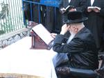 הרבי והחסידים מקיימים את מנהג תשליך לקראת יום הכיפורים