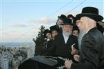 הרבי והחסידים מקיימים את מנהג תשליך לקראת יום הכיפורים