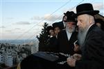 הרבי והחסידים מקיימים את מנהג תשליך לקראת יום הכיפורים