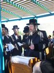 הרבי והחסידים מקיימים את מנהג תשליך לקראת יום הכיפורים