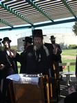 הרבי והחסידים מקיימים את מנהג תשליך לקראת יום הכיפורים